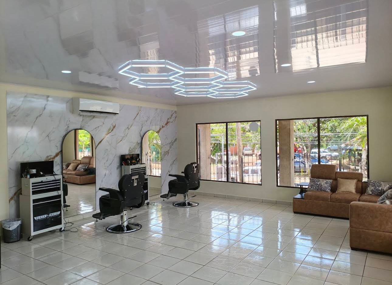 Interior moderno de The Barber Master